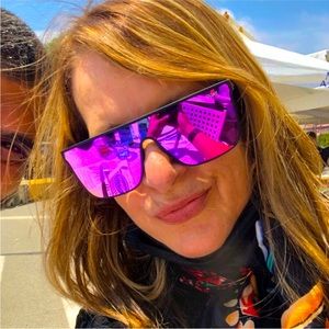 Like to be notified of live shows!